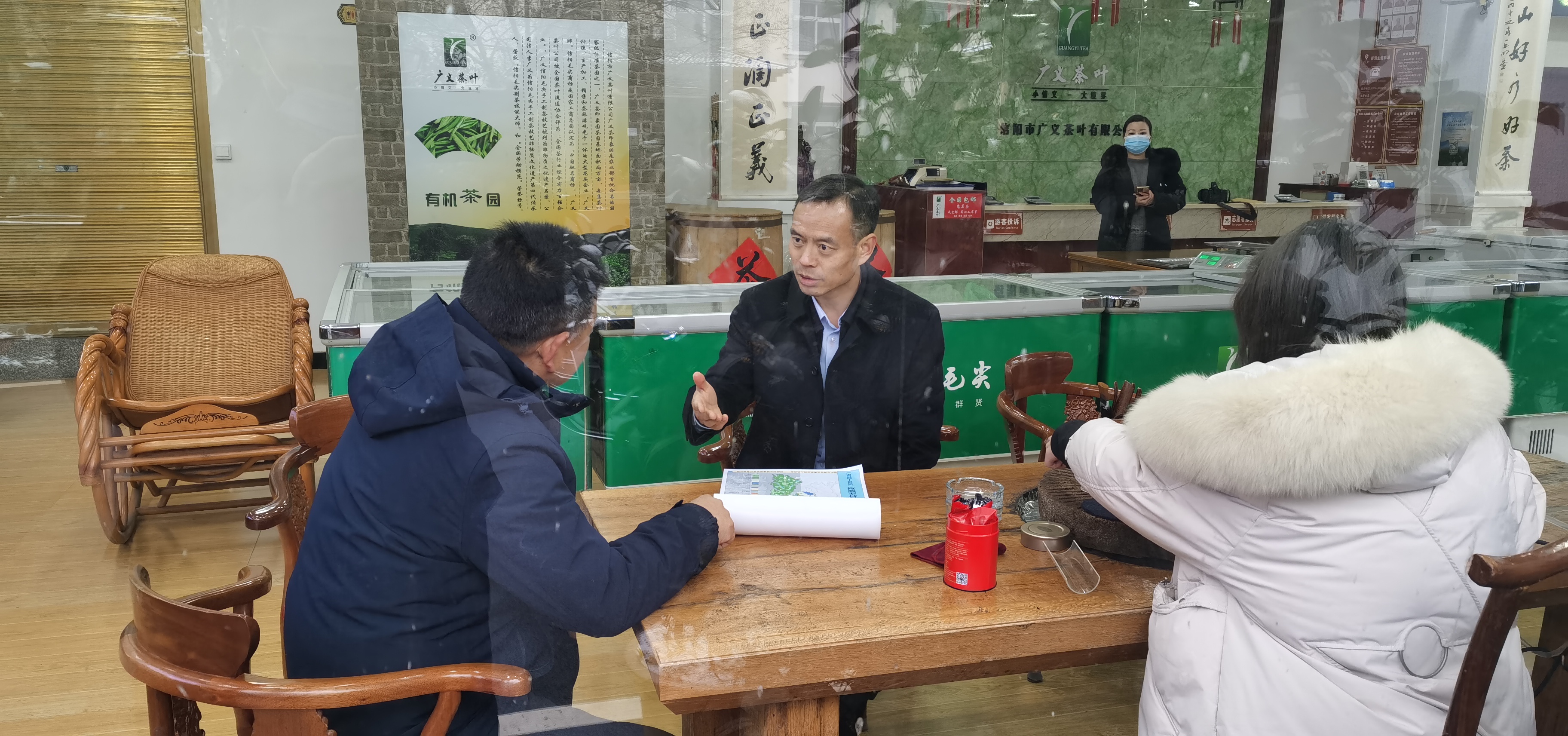 信陽市委常委、副市長秦保建到信陽市廣義茶葉有限公司慰問全國勞模李廣義同志