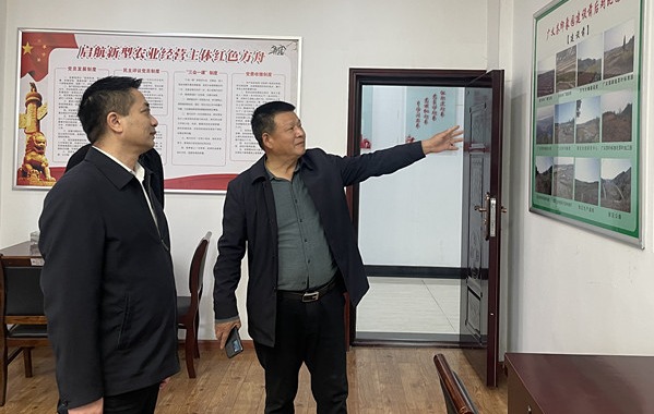 2022年11月9日 ，浉河區(qū)工會(huì)胡華庭主席來信陽市廣義茶葉有限公司慰問全國勞模李廣義同志，并傳達(dá)黨的二十大精神。